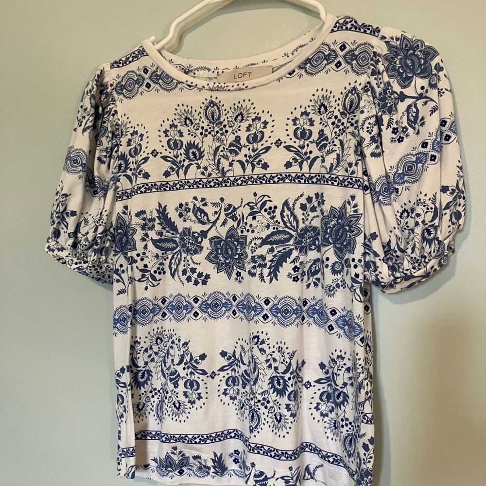 ⭐️LOFT Blue and White Floral Women's Top XS⭐️